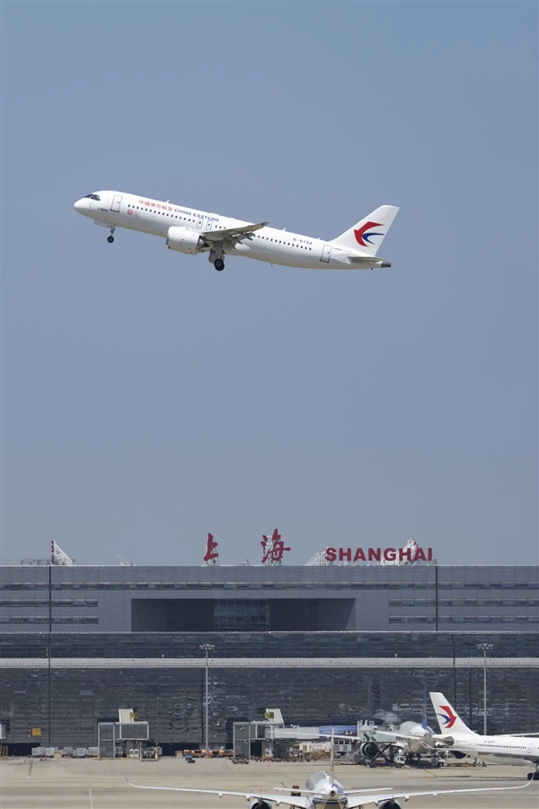 國產(chǎn)大飛機(jī)C919商業(yè)運(yùn)營整整1年了！一切正常、安全良好