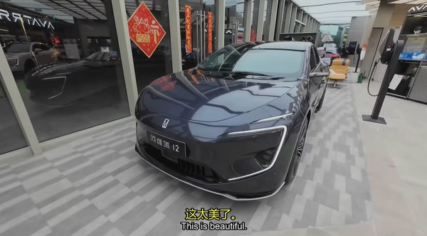 加拿大博主體驗(yàn)中國電動(dòng)汽車后感慨：我們?cè)诒泵辣卉嚻笤琢? h=