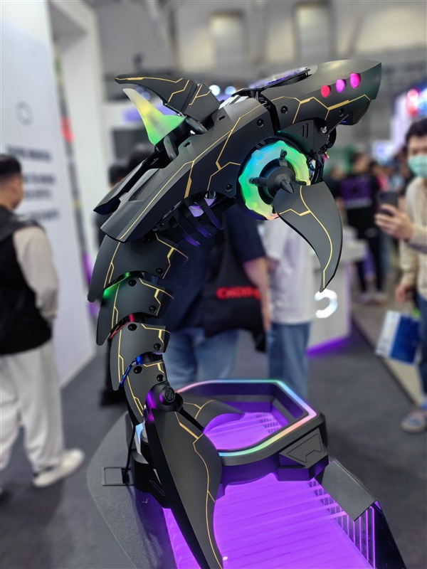 酷冷至尊做了一條“機(jī)械鯊魚”主機(jī)！