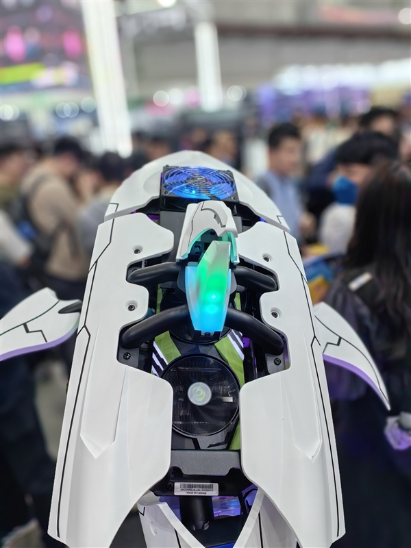 酷冷至尊做了一條“機(jī)械鯊魚”主機(jī)！
