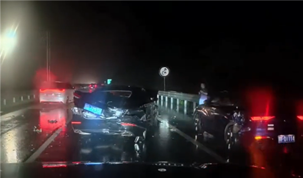 華為AEB立大功！問(wèn)界雨夜高速過(guò)龍門架后緊急剎停：一身冷汗