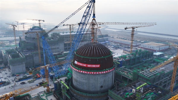 硬核加冕！徐大堡核電4號(hào)機(jī)組穹頂?shù)跹b就位