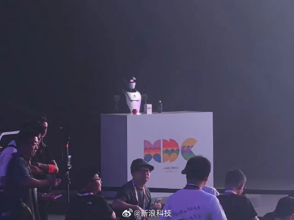 外形炫酷！人形機器人現(xiàn)身華為開發(fā)者大會