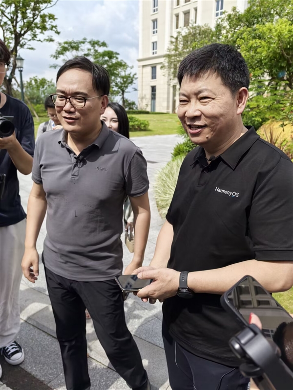余承東邀請(qǐng)微博CEO試乘享界S9：空間很大 零重力座椅、投影都有