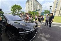 余承東邀請微博CEO試乘享界S9：空間很大 零重力座椅、投影都有