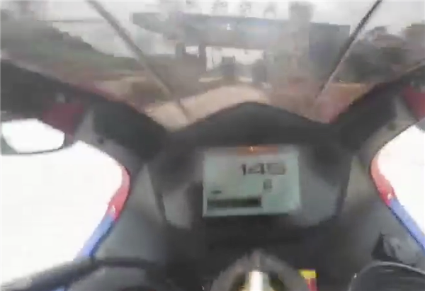 瘋狂！騎手150km/h闖高速收費站：一己之力為禁摩做貢獻