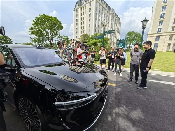 余承東邀請(qǐng)微博CEO試乘享界S9：空間很大 零重力座椅、投影都有