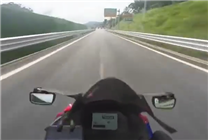 瘋狂！騎手150km/h闖高速收費站：一己之力為禁摩做貢獻