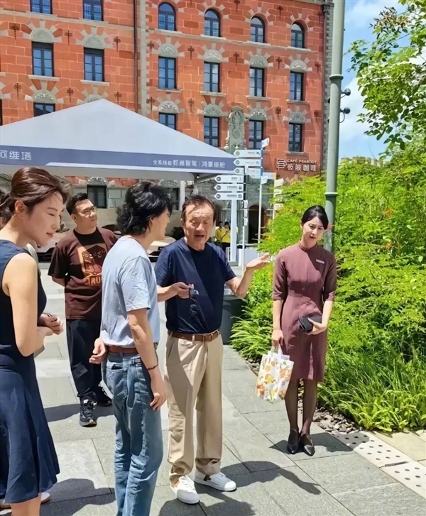 任正非新露面！80歲精神矍鑠
