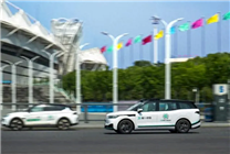 兩輛無人駕駛出租車窄路互不相讓 網(wǎng)友：看誰先沒電