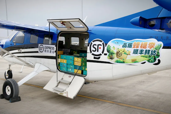 飛機、無人機無縫運送 全國首個“干支末”跨省低空物流首航成功