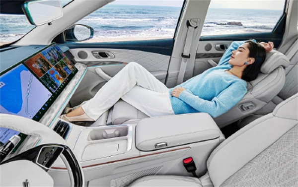 哪吒 L 純電版車型上市，售價 13.99 萬元起