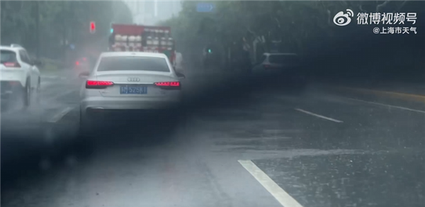 暴雨+雷電雙黃預(yù)警高掛！上?！氨┝γ贰本硗林貋?lái)：雨刷器都快刷冒煙了