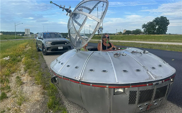 美國交警攔下“UFO”與其合影：并開了一張罰單