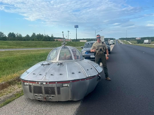 美國交警攔下“UFO”與其合影：并開了一張罰單