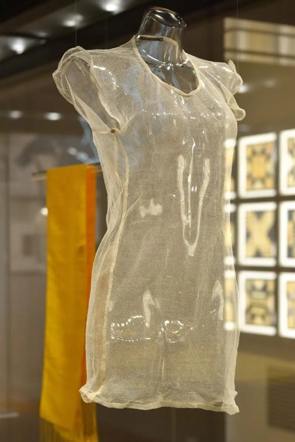 掏空120萬只蜘蛛才織出一件黃金斗篷 活蛛抽絲絲盡會(huì)死嗎？