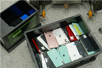 女子乘坐電動輪椅入境 電池倉藏匿103部手機