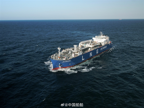 全球首款！江海直達型LNG加注運輸船命名交付