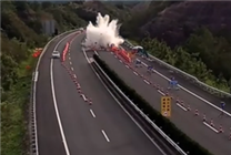 司機(jī)使用輔助駕駛時(shí)看手機(jī)釀事故 不減速撞上前車：網(wǎng)友喊話為何不開華為