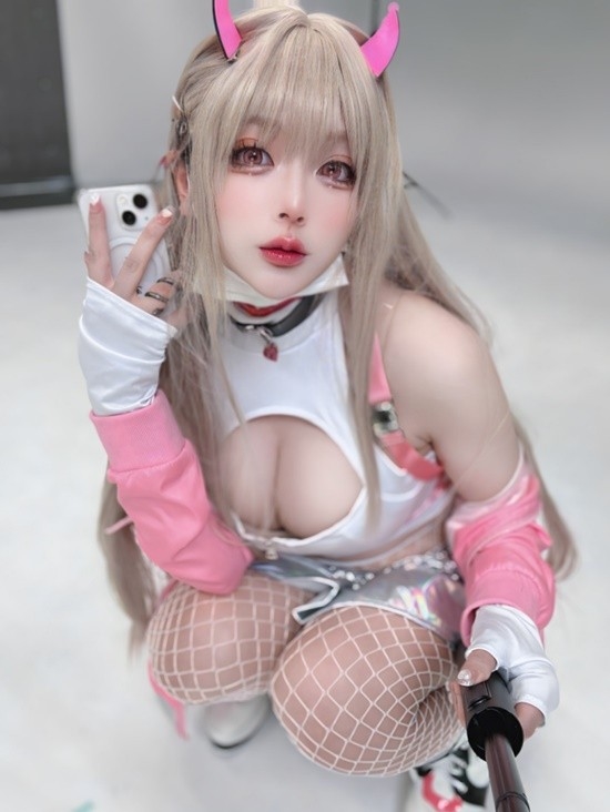 櫻花妹COS《勝利女神：妮姬》 白網(wǎng)襪肉腿有點(diǎn)東西
