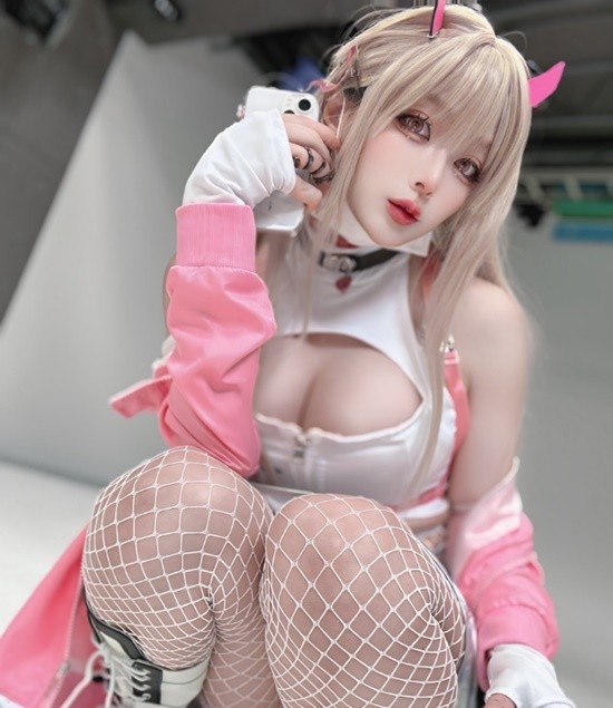 櫻花妹COS《勝利女神：妮姬》 白網(wǎng)襪肉腿有點(diǎn)東西