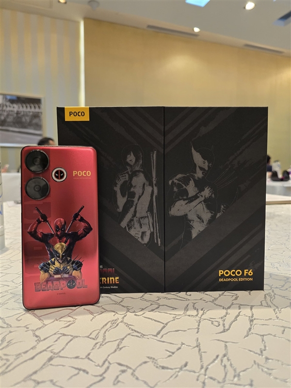 小米POCO F6《死侍與金剛狼》聯(lián)名版真機曝光：賤賤閃光燈吸睛
