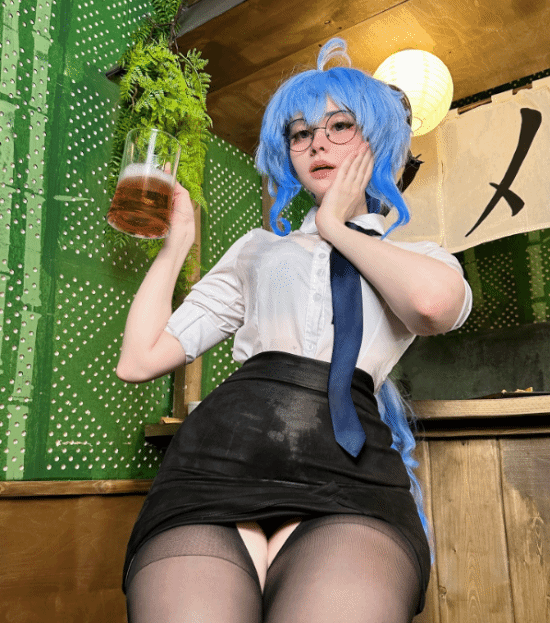 歐洲小姐姐COS甘雨、2B：長相甜美 身材火辣！