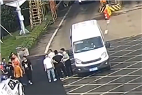 超員450%！6座車?yán)镉踩?3個(gè)人：司機(jī)駕照分一次性扣光