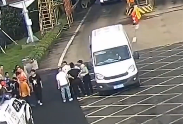 超員450%！6座車?yán)镉踩?3個人：司機(jī)駕照分一次性扣光