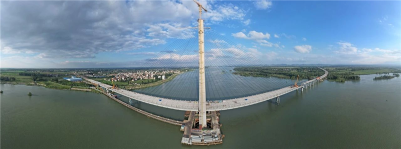 我國大跨徑無輔助墩組合梁獨塔斜拉橋合龍：全長4454米、主塔高201米