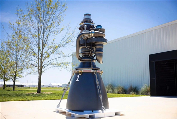 SpaceX第一臺(tái)猛禽3火箭發(fā)動(dòng)機(jī)下線：簡潔藝術(shù)品！推力280噸