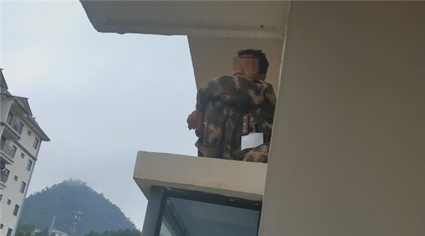 驚險一幕！男子夢游從六樓翻至窗外 醒后回不去了