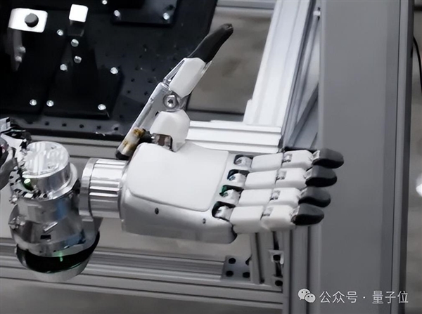 地表強(qiáng)人形機(jī)器人發(fā)布！OpenAI加持 已在寶馬打工