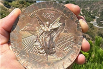 美國運(yùn)動(dòng)員公開吐槽巴黎奧運(yùn)會(huì)獎(jiǎng)牌已掉色引圍觀：官方回應(yīng)了