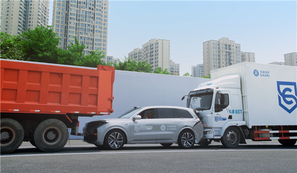 理想L9通過(guò)重型卡車(chē)前后夾擊碰撞 高管：看起來(lái)震撼、難度非常小