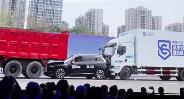 理想L9通過(guò)重型卡車(chē)前后夾擊碰撞 高管：看起來(lái)震撼、難度非常小