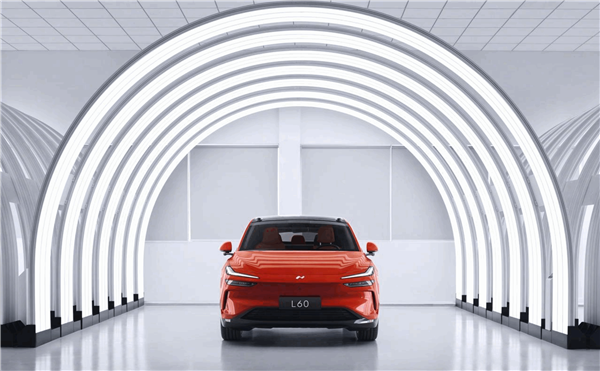 特斯拉Model Y國(guó)產(chǎn)強(qiáng)敵！樂(lè)道L60首車(chē)下線：預(yù)售21.99萬(wàn)