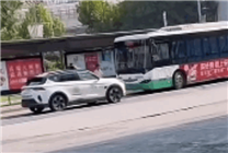 武漢街頭一蘿卜快跑無(wú)人車(chē)逼著公交車(chē)倒車(chē) 網(wǎng)友：整頓公交的一天
