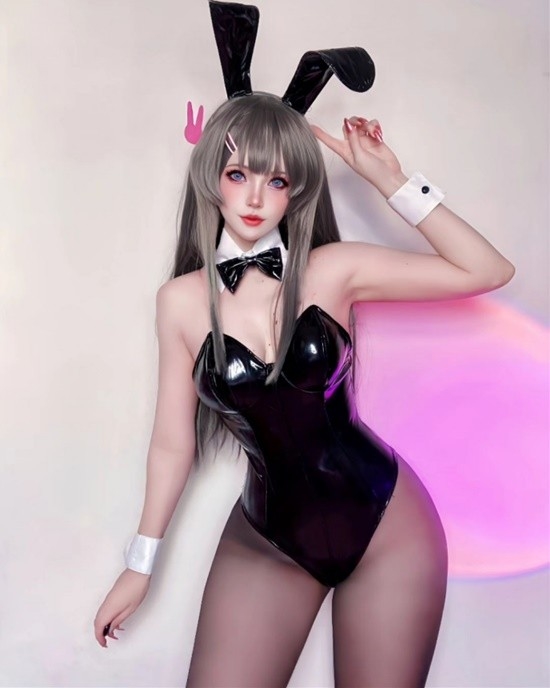 巴西小姐姐COS兔女郎初音未來：膠衣網(wǎng)襪 腰臀比驚人