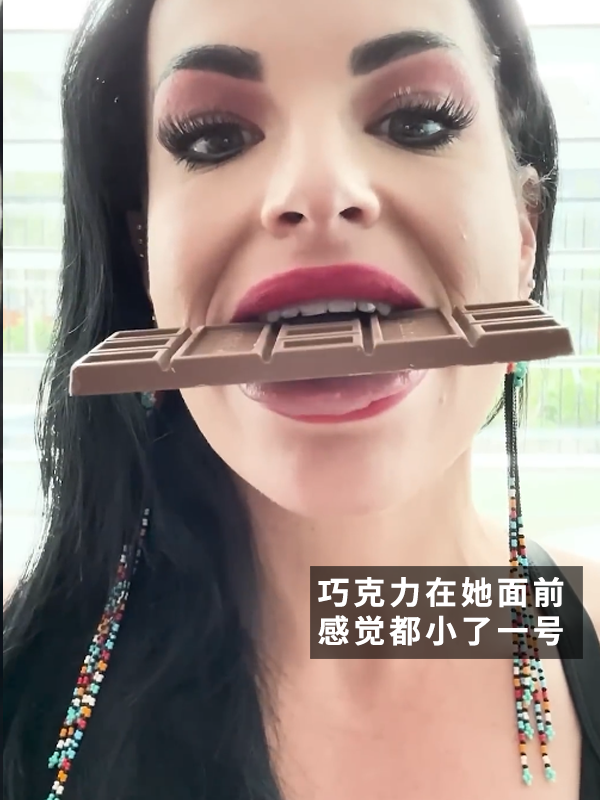 美國(guó)一姐姐擁有世界寬的舌頭！一次性可吃四個(gè)棒棒糖
