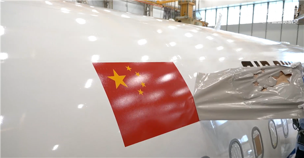 中國國航首架C919變裝全程出爐：國產(chǎn)大飛機(jī)首次披上五星紅旗