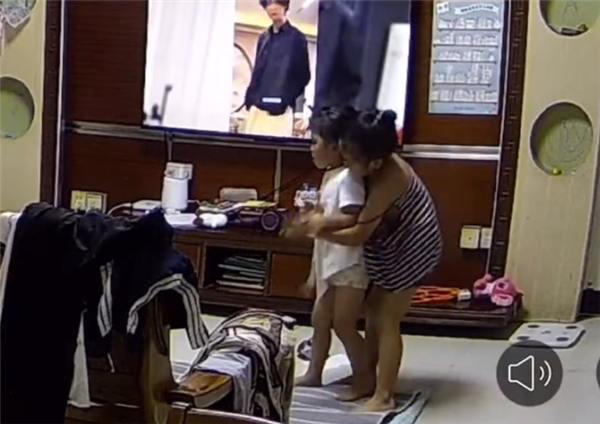 3歲妹妹吃糖卡喉 6歲姐姐冷靜施救：海姆立克急救法有用！