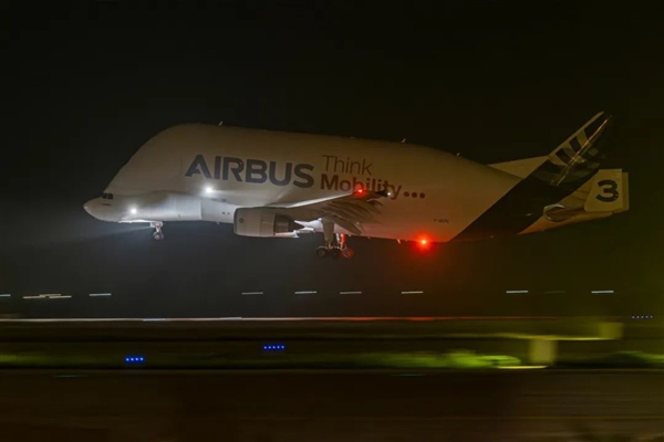 全球僅剩5架！空客“大白鯨”運輸機首次運抵中國青島