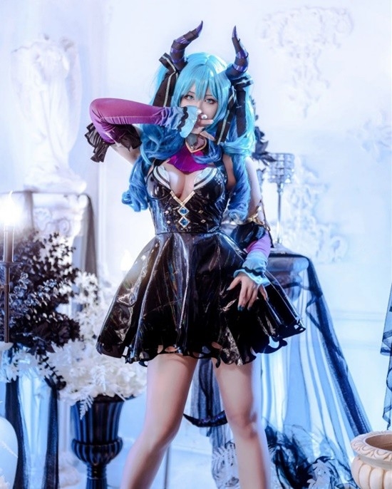 韓妹COS初音未來：絲襪膠衣大展偶像身材