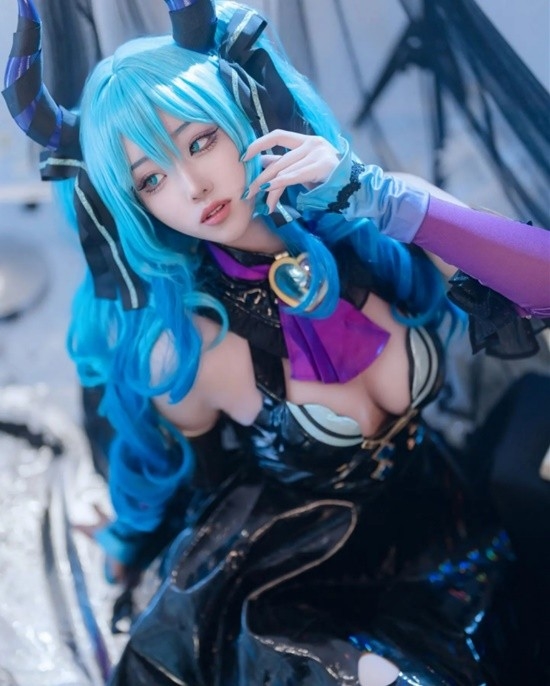 韓妹COS初音未來：絲襪膠衣大展偶像身材