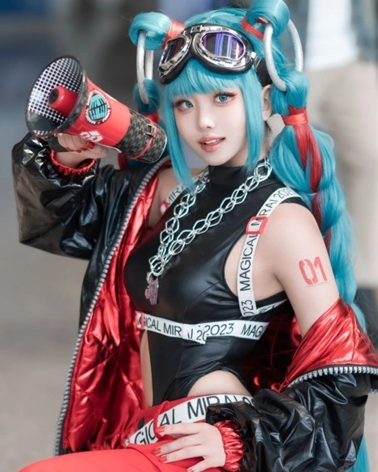 韓妹COS初音未來：絲襪膠衣大展偶像身材