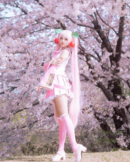 韓妹COS初音未來：絲襪膠衣大展偶像身材