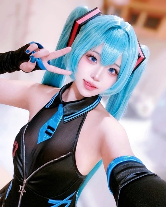 韓妹COS初音未來：絲襪膠衣大展偶像身材