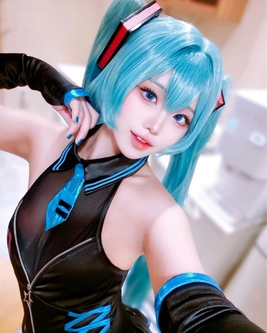 韓妹COS初音未來：絲襪膠衣大展偶像身材