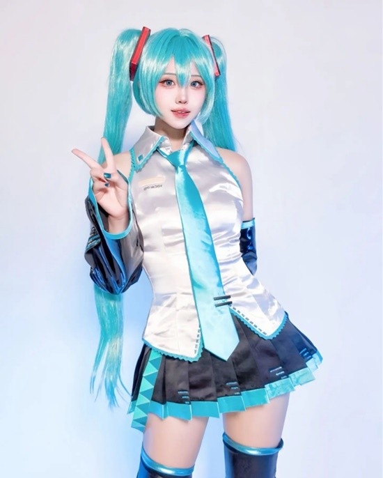韓妹COS初音未來：絲襪膠衣大展偶像身材